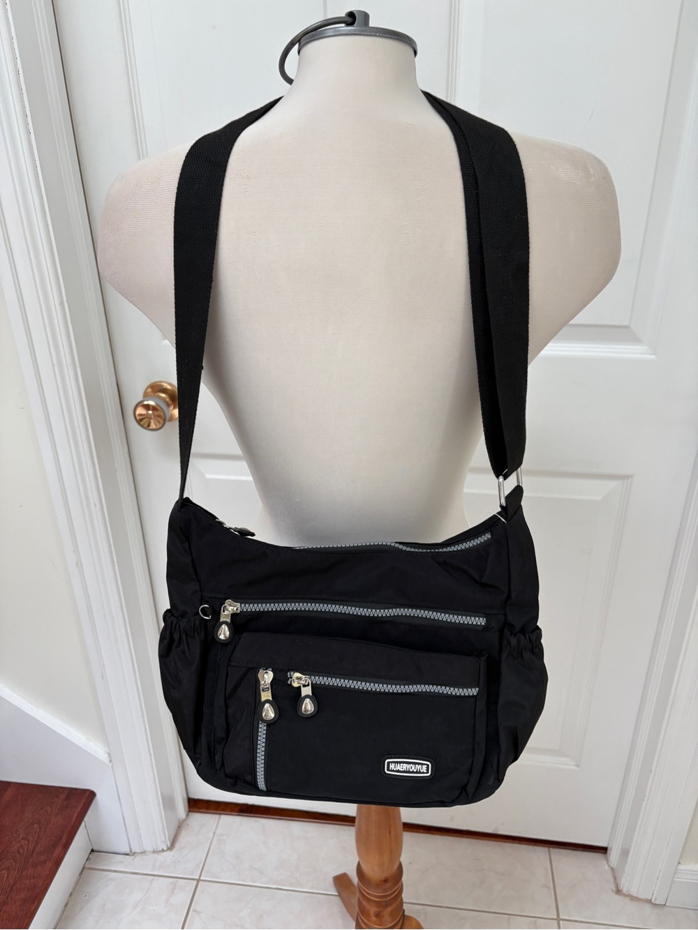Black Multi-Pocket Crossbody Bag by Huaeryouyue like new